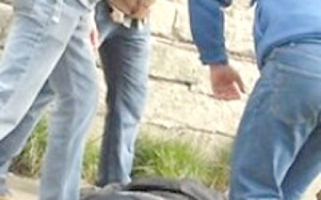 S-au bătut ca chiorii, până au fost duşi la spital